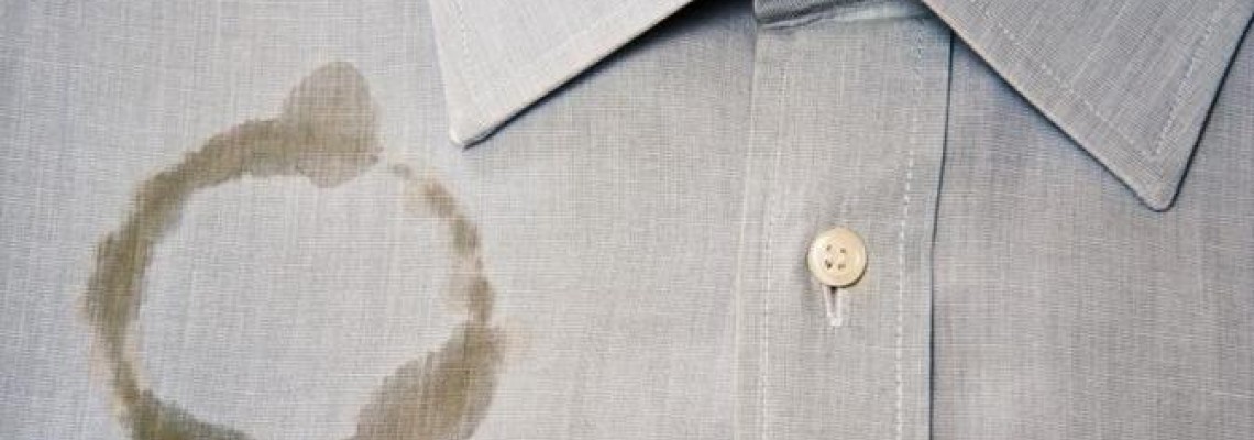 Menanggalkan kotoran minyak di baju